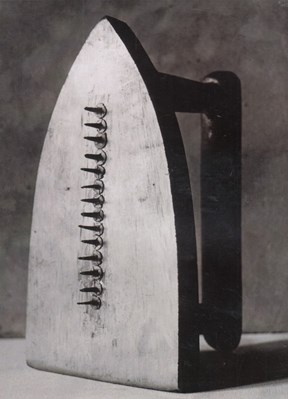 تصویر  دفتر طراحي رقعي (Man Ray)